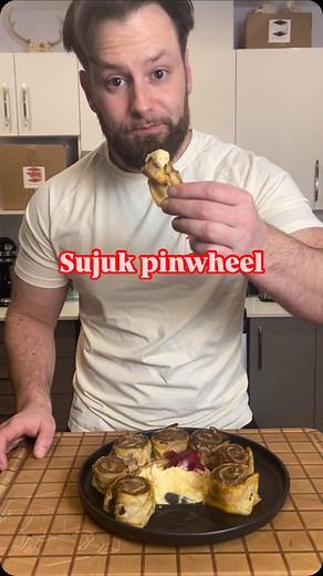 Sujuk pinwheel et hummus maison Traditionnellement, le sujuk est fourré dans des boyaux de bœuf ou de mouton, séchés à l’air pendant 2 jours et accrochés à un endroit à l’abri de la lumière du soleil. Il est consommé de différentes manières. Voici une version maison simplifiée qui n’a pas besoin d’équipement spécial. Comme la partie fatigante consiste à faire les saucissons, j’ai sauté cette étape. Nous ne séchons pas la viande et nous n’utilisons pas d’enveloppe de mouton, et le goût est tout s