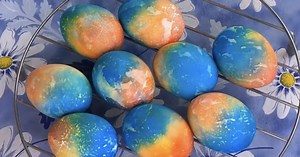 Here's An Easy & Original Method To Color Your Eggs - DIY Easter Craft