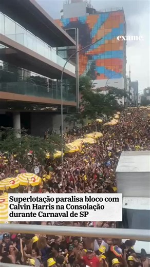 Exame on Instagram: "Multidão superou a capacidade da via e causou mal-estar em foliões durante o desfile.⁣ ⁣ Foliões passaram mal e precisaram de atendimento médico neste domingo, 8, após um episódio de superlotação no Bloco Skol deste domingo, o Bloquinho do Calvin Harris, que desfilou pela Rua da Consolação, na região central de São Paulo. ⁣ ⁣ O empurra-empurra causado pela grande concentração de pessoas levou à interrupção temporária do desfile.⁣ ⁣ O DJ escocês Calvin Harris, de 42 anos, foi