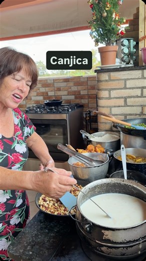 Vera Lúcia chácara cristal on Instagram: "E vocês como gostam de canjica? Com amendoim? Com coco? #Chacaracristal #receita #canjica"