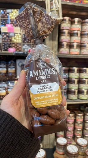 Aujourd’hui, Margaux vous fait découvrir son coup de cœur du Comptoir de Mathilde 💛 : les amandes enrobées de chocolat au lait, chocolat blanc et caramel beurre salé 🤤 Retrouvez-les dans tous nos Comptoirs de Mathilde à Liège (Belle-Île, Shopping Rocourt et Passage Lemonnier) ! 👉 Profitez de notre offre : 3 petits sachets pour 25 € au lieu de 30 € ! | Le Comptoir de Mathilde - Liège