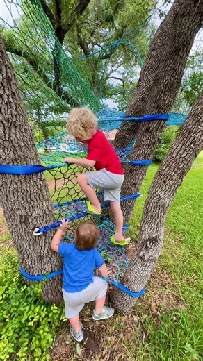 We just finished our newest backyard installation in Austin for a family and their two kids! It turned out wonderful and they love it! #treenets #treehouse #trampoline #playscape #montessori #handwoven #treenetwizards
