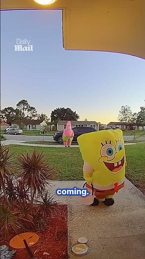 Spongebob costume makes it difficult for boy to ring doorbell