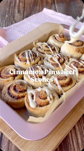 ✨ Cinnamon Pinwheel Scones ✨ 25 days of Christmas Recipes 🎄🎅🏼 🎁 Ingredients: DOUGH * 50g butter, melted * ¾ cup milk * 2 cups flour * ½ tsp cinnamon * 1 Tbsp baking powder * 2 Tbsp brown sugar FILLING * 2 tsp cinnamon * ½ cup brown sugar * 50g butter, melted VANILLA GLAZE * 1 Tbsp butter, melted * ¾ cup icing sugar * 1 tsp vanilla essence * 1 Tbsp milk Method: 1. Preheat the oven to 190°C fan bake. Line a baking dish with baking paper. 2. To make the dough, melt the butter in a large glass b