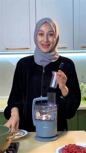 Nigora Nadjimitdinova on Instagram: "🌟 @kenwood.uzbekistan choperi bilan tayyorlangan mazali taomlar 🌟 Kenwood choperida ishlash yanada oson va tez! Uning to‘rash va tyorka qilish funksiyalari sizga ajoyib taomlar tayyorlashda yordam beradi. Bugun ikkita mazali taomni tayyorlashni ko‘rsataman! 🍖 Myasa s gribami ▫️ 400 g bon file go‘shti ▫️ 200 g yangi qo‘ziqorin Go‘shtni pishirib oling, so‘ng qo‘ziqorinlarni qo‘shib, suvi tortguncha o‘rtacha olovda qovuring. Sous uchun qaymoq qo‘shing, 5 daqi