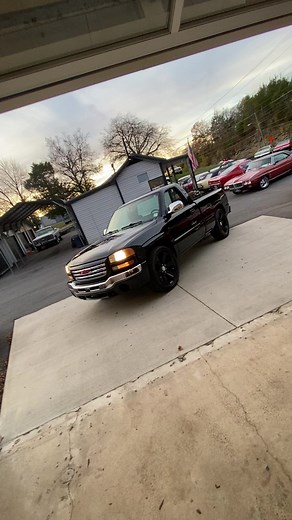 2005 GMC Sierra SWB $15,900 Maplemotors.com #1923-1 #trucks #singlecab #2005 #swb #sierra #chevrolet #classic #cam #v8 #fast | Maple Motors