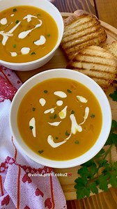 Sup krem me kungull: Nje ide per darken tuaj. Zakonisht keto supat une i gatuaj per darke se me duket nje vakt shum i lehte mund ta konsumoj sic eshte ose me pak buk te thekur. Perberesit: 400 gr kungull 1 qep 1 patate 1 spec te kuq Hudher Rozmarin Vaj ulliri 2 lug gjalp Arre moskat 1 got qumesht 600 ml leng mishi Krip Pregatitja: Marinojm perimet me krip, rozmarin, arre moska dhe gjalp, i vendosim ne furre per 25 minuta qe te piqen pak. Me pas i kalojm ne nje tenxhere i shtojme leng mishi dhe i