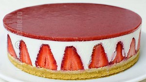 Cheesecake cu capsuni fara coacere, un super desert fin si gustos cu un jeleu dulce-acrisor de capsuni. E simplu de facut, puteti folosi orice fructe va plac, iar gustul va fi mereu excelent! Reteta detaliata o gasiti aici: https://jamila.ro/cheesecake-fara-coacere | JamilaCuisine