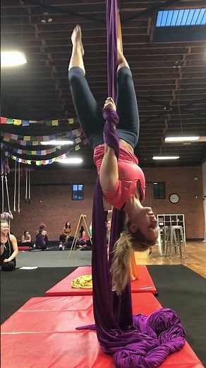 Aerial Silks Performance: Impressive Leg Movements and Control#aerialsilks #aerialfitness