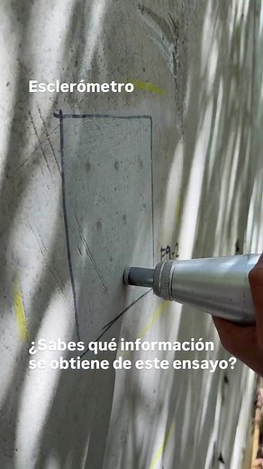 El esclerómetro o martillo de Schmidt es un ensayo no destructivo que permite evaluar la dureza superficial del concreto y obtener una estimación rápida de su calidad. Es útil para inspecciones preliminares, pero no mide directamente la resistencia a la compresión, por lo que sus resultados deben interpretarse con criterio técnico y complementarse con otros ensayos. #Esclerómetro #MartilloDeSchmidt #EnsayosNoDestructivos #Concreto #IngenieríaCivil