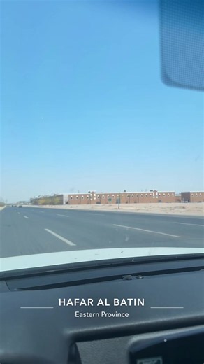 يعد برج المملكة واحدًا من أبرز المعالم المعمارية في الرياض، ورمزا حديثا يعكس تطور المملكة العربية السعودية ونهضتها العمرانية. منذ افتتاحه، أصبح البرج وجهة رئيسية للسكان والزوار، ليس فقط لارتفاعه المميز، بل أيضًا لما يقدمه من مرافق متنوعة وتجربة فريدة. تم افتتاح برج المملكة عام 2002، وهو مشروع تابع لشركة شركة المملكة القابضة التي يملكها الأمير الوليد بن طلال. يبلغ ارتفاع البرج حوالي 302 متر، ويتكون من 99 طابقا، ما جعله لفترة طويلة أحد أطول المباني في قدد الشرق الأوسط، تضميمه الفريد الذي يشتبه فتح