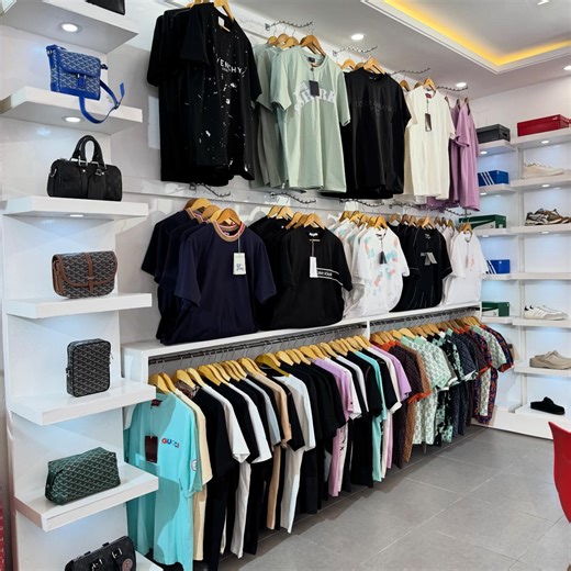 BOUTON NOIR on Instagram: "⚫ OUVERTURE OFFICIELLE – BOUTON NOIR ⚫ Les portes de Bouton Noir s’ouvrent enfin. Un espace dédié au streetwear pensé, où chaque détail a un sens et chaque pièce affirme une identité. 📍 Adresse : 51 rue MAYAMA avenue MAYA MAYA 📞 Téléphone : 066421912 🕘 Horaires : Lundi – Samedi | 9h – 23h Passe découvrir un univers où le style parle sans élever la voix. 🖤 Bouton Noir Le détail qui change tout."