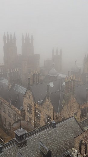 Snowy morning in Edinburgh 🏴󠁧󠁢󠁳󠁣󠁴󠁿 Extraordinary scenes from @cameraobscuraedinburgh . Visiting Edinburgh and Scotland? Get the most from your visit with my ‘Ultimate Scotland’ guide - link in my bio 🏴󠁧󠁢󠁳󠁣󠁴󠁿 . I offer Private Walking tours of Edinburgh - again link in bio if you would like to know more 🏴󠁧󠁢󠁳󠁣󠁴󠁿 . #edinburgh #scotland #visitscotland #edinphoto #lovescotland #caltonhill #scotlandtravel #diagonalley #harrypotter #royalmile #arthursseat #roamtheworld #braveheart 