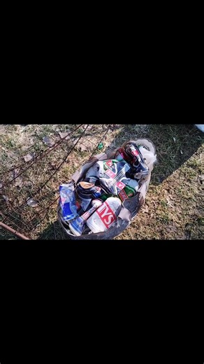 Sprzątam nad rzeką i zbieram złom