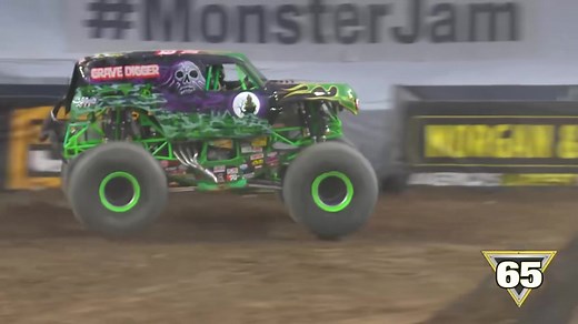 Tyler Menninga living up to the ragged edge Grave Digger name 🏴‍☠️ #MonsterJam | Monster Jam