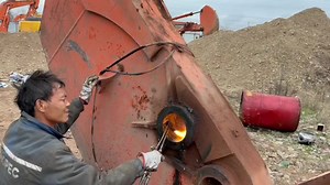 Portable line boring machine working on site, S Power Portable machining & welding tools solutions supplier, factory direct. WA: 150 0029 4941 #lineborer #komatsuparts #equipmentmaintenance #heavyequipmentmechanic #dieselmechanic #maintenance #maintenanceman #lineboring #excavatorlife #fieldservice #dieselmechanic #machinist #machineshop #metalworking | S Power Portable Ian