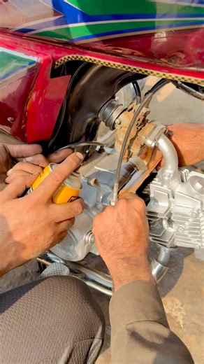 Umair Autoo on Instagram: "Cd70 injan ko paint kiya😱✅ #umairauto #property #foryou #foryouシpage"