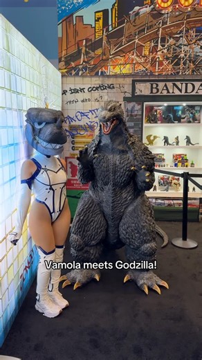 Natylikespizza Cosplay on Instagram: "@projnautiluscos did so good!! Ive admired them for years, he IS godzilla😤😤 • • #cosplay #newyorkcomiccon #nycc #bandai #bandainamco #godzilla #dandadan #dandadancosplay #vamola #vamolacosplay #animecosplay #crunchyroll"