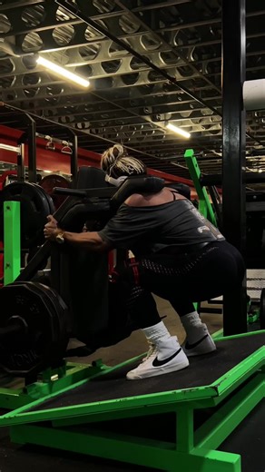 ladies focus…train to be able to slam that creep on the back of his neck #selfdefense #thickthighssavelives #womensstrengthcoach