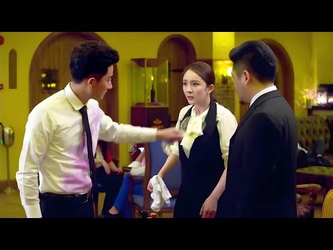 Waitress Mocked by All Turns Out to Be a Translation Genius, Fluent English Stuns Everyone!