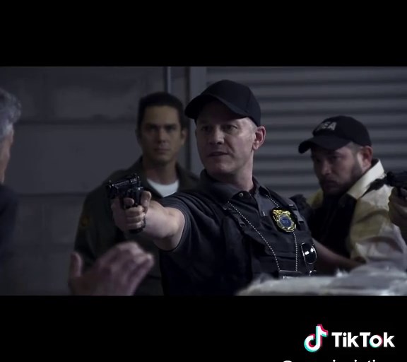 @El Bere Bere El Chema EPISODIO: 44/84.#🇭🇳Walter La historia del mayor enemigo de El Señor de los Cielos, El Chema Venegas, sus orígenes y cómo se convirtió en uno de los pilares del crimen organizado mundial. Episodios 84/84 El Chema José María Venegas, mejor conocido como El Chema, es un personaje ficticio de la serie de Telemundo El Señor de los Cielos , creada por Luis Zelkowicz. El papel fue interpretado por Mauricio Ochmann desde el último episodio de la primera temporada de la serie en 