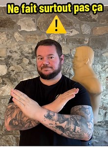 💥 Dans ce tuto self-défense, je te montre pourquoi il est essentiel de frapper en ligne droite plutôt qu’avec de grands coups larges. En gardant tes mouvements directs, tu gagnes en vitesse et tu augmentes tes chances de toucher le premier. Les coups amples te rendent vulnérable aux ripostes, alors reste efficace et précis 💪👉 Si tu veux en savoir plus et améliorer ta défense personnelle, abonne-toi pour ne rien manquer de mes prochains tutos et rejoins la communauté ! 🔔 #Kumaselfdefense #sel