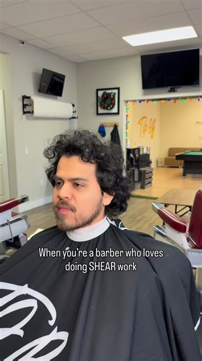 Shear work NEEDS to be part of your arsenal. • A question I get asked a lot is “Are you good at using the shears?” 10 years ago I probably wouldn’t have answered it with the upmost confidence. But certainly today I can confidently say that I want to do more shear cuts than fades. It’s not that I don’t like doing fades. I just realize there is more to learn when it comes to different lengths of hair. And I’ve noticed that long hair is making its way back as a trend. • If you’re someone who is loo