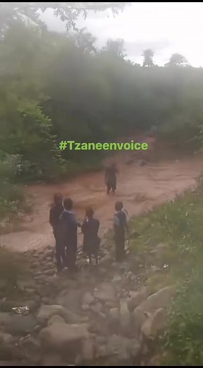 WATCH | PARENT TRYING TO HELP LEARNERS CROSS FLOODED RIVER AT RIBA-CROSS RIBA-CROSS-A parent was spotted trying to assist children as they attempted to cross a flooded river in Riba Cross, London Sethokgeng village under the Fetakgomo-Tubatse Municipality, on Tuesday. Persistent heavy rain continues to disrupt movement in the area. In the video, four frustrated young learners can be seen waiting for help as they attempt to navigate the fast-flowing water on their way to school. The South African