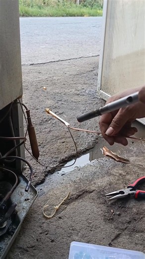 installing access valve in capillary and isolate the evaporator for leak testing #refrigeration #repair | Cristopher Hingpit
