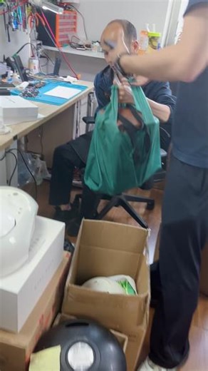 马歇尔音响不开机？竟然是这个习惯引起的 马歇尔音响突然不开机，按键没反应，以为只是电源问题。师傅检测后发现是长期插电不拔，电源模块长期带电工作，导致主板芯片击穿损坏。 很多人喜欢音响一直插着电，觉得方便，其实长时间不断电会增加元件老化风险。 建议不用时适当断电，或者使用带开关的插排，延长机器寿命。#音响维修 #蓝牙音响 #hifi音响
