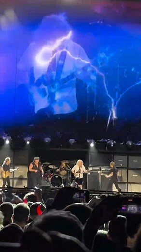 AC/DC hit Sydney with the lightning bolt as Thunderstruck shakes the night ⚡🌩️ #ACDC #Sydney | Acdc Fan