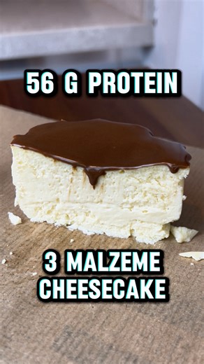 Güney on Instagram: "56g protein cheesecake! Beğenmeyi 👍, kaydetmeyi 💾 ve Denersen @guneycooks etiketlemeyi unutma! 📌 Tamamı için besin değerleri: ▪️340 Kcal | 56g Protein | 10g Karbonhidrat | 8.5 Yağ 💰 1 porsiyon maliyeti: 118 TL Malzemeler: -1 paket protein quark (165g) 🧀 -40g (1 ölçekten biraz fazla) whey protein tozu 💪 -1 yumurta (L)🥚 *Üzeri için en sevdiğiniz fit çikolata kreması ya da eritilmiş bitter (ya da meyveler) - makrolara dahil değil! ▶️ 6x10cm genişliğinde bir sufle kabında