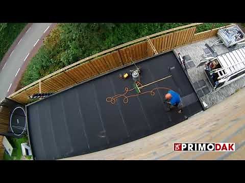 Dakdekker monteert bitumen dakbedekking op plat dak in Maarssen