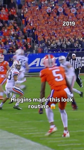 This catch is unbelievable 😳 #clemson #clemsontigers #clemsonfootball #teehiggins #accfootball