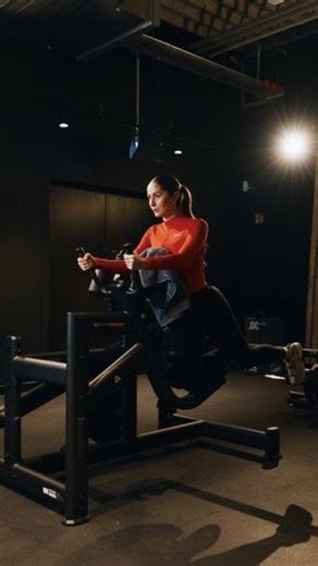 Booty Goals? You’re in the right zone. 🍑🔥 In unserer Booty Zone steht dein Po im Mittelpunkt: gezieltes Training, maximaler Komfort und innovative Geräte, die sich deiner Körpergröße anpassen und jede Wiederholung effizienter machen. Deine Glute-Gamechanger im Video: 💥 Hip Thrust Elite: Der Klassiker für maximale Glute-Aktivierung und Kraftaufbau. 💥 Pendulum Kickback: Isoliert die Glutes mit konstantem Widerstand über die gesamte Bewegung. 💥 3D Multi Abductor: Trainiert den Po aus mehreren 