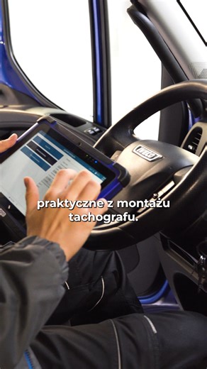 ❗ Uwaga serwisy tachografów – nadchodzi duża zmiana! Pakiet Mobilności nie zwalnia tempa. Od 1 lipca 2026 r. busy 2,5–3,5 t w transporcie międzynarodowym będą musiały mieć tachografy. A teraz wyobraź sobie taką sytuację: Klienci proszą Cię o montaż, a Ty… nie możesz im pomóc. Bo brakuje Ci wiedzy, praktyki i przygotowania serwisu. Konkurencja w tym czasie przejmuje rynek. To nie jest scenariusz, na który warto czekać. Dlatego stworzyliśmy szkolenie, które daje Ci przewagę zanim zmiana stanie się