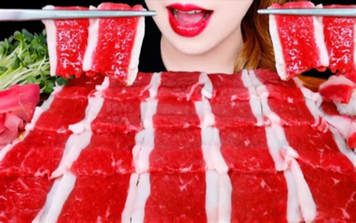 ♡ Lesa·中文字幕 ♡ 生牛肉，梨，萝卜苗，米饭和泡菜搭配辣酱和黄豆芝麻油酱