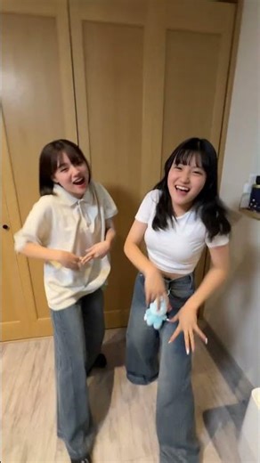 最後にとあることが起こってます…。末っ子がカメラマンで姉妹でTikTokで流行ってる横揺れしてみたら…www【横揺れ界隈】#Shorts