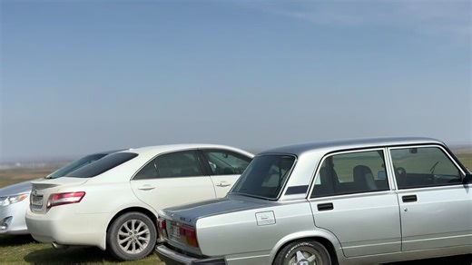 LADA 2107 & Camry Car Comparison