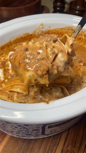 Tori and Nessa on Instagram: "Incredibly easy crockpot Lasagna 🍅🍝 the perfect recipe to bring in the new year 🫶 Ingredients: 1 lb ground beef (season with salt, Italian, & paprika) 24oz jar of marinara sauce 1 onion chopped 32 oz beef broth 4 cloves garlic minced 2 tsp Italian Seasoning 1 tsp each salt & pepper 1 tsp paprika 1 cup heavy cream 10-12 lasagna sheets broken up 1 ball mozzarella 1 1/4 cup Parmesan 15 oz ricotta 1 Tbsp Italian seasoning Instructions: 1. To a crockpot, add marinara 