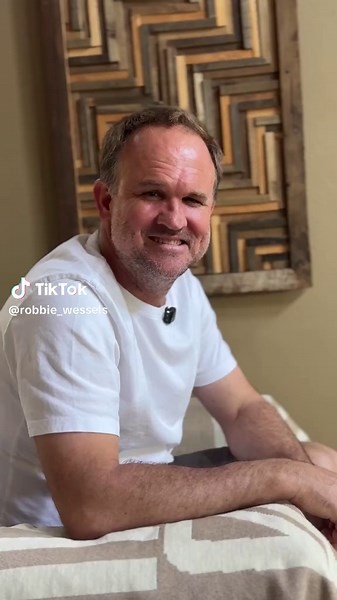 Ugie, maak gereed! 😎 Op 11 Des kom ek en die band fees vier saam met julle in die Oos-Kaap. Wie kom saam sing en dans? 🎤🎉