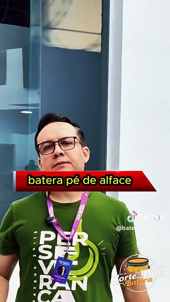 Menina Tocando Bateria na Igreja - Solos de Bateria Incríveis