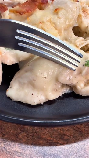 Chicken Alfredo Pierogi Casserole! Comment "recipe" and I'll send it straight to your inbox😀 https://www.thisisnotdietfood.com/chicken-alfredo-pierogi-casserole/ | This is Not Diet Food