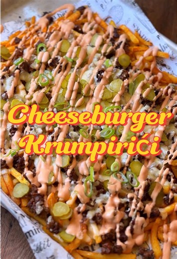⬇️Cheeseburger loaded fries⬇️ Sastojci za 6-8 osoba: 1 pakiranje smrznutog pomfrija Mjesavina začina po želji 400 g mljevene junetine 1 glavica ljubičastog luka 200 g ribanog sira po želji (blagi cheddar, gouda, mozzarella- vrstu sira prilagodite izboru začina) Ploškice kiselih krastavaca Mladi luk nasjeckan na tanke kolutiće (zeleni dio) Umak: 3 žlice ketchupa 2 žlice majoneze 1 žlica senfa Malo limunovog soka Priprema: Pomfrit začinite. Stavite peći u pećnicu ili arifryer prema uputama na paki