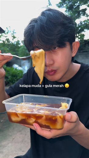 Kelapa muda campur gula merah 🤤 #mukbang #manado #kelapamudagulanerah