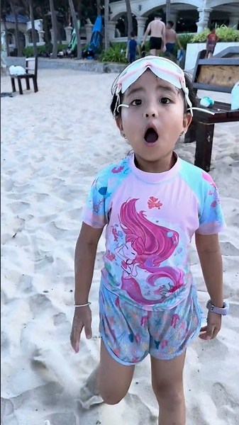SH - Em gái tội nghiệp, Được chị gái giúp đỡ || Poor little girl #shorts