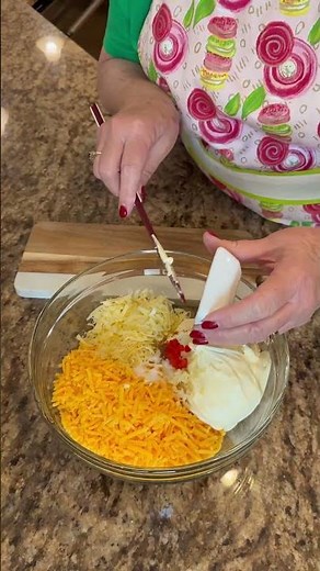 Homemade Pimento Cheese RECIPE on dinnerin321.com #southerncooking #cheese #easyrecipe #recipe #yum