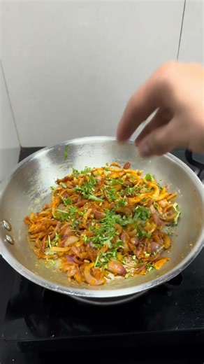 Log pyaaz ke parathe galat bana rahe hain… yeh trick try karo 👀🔥 #merirasoibypreeti #pyazparatha