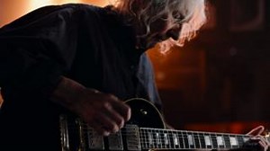 During Cream’s first American tour, Eric Clapton purchased a three-pickup 1958 Les Paul Custom, serial number 8 6320, which he used on Disraeli Gears, multiple tours, including with Delaney & Bonnie, and on and off throughout the rest of the 1960s and 70s. In 1979, he gifted the guitar to fellow legendary guitarist The Official Albert Lee, who continues to be inspired by it and uses it to this day. Introducing the limited-edition Eric Clapton 1958 Les Paul Custom. Only 150 of these exceptional g