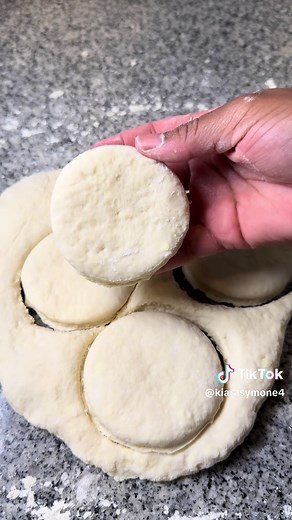 3 ingredient homemade biscuits 🔥 Ingredients: •2 cups self rising flour •1 stick butter (cold) •1 cup buttermilk (cold) Bake at 425 for 14-16 mins or until they’re golden brown. #fyp #kookingwithki